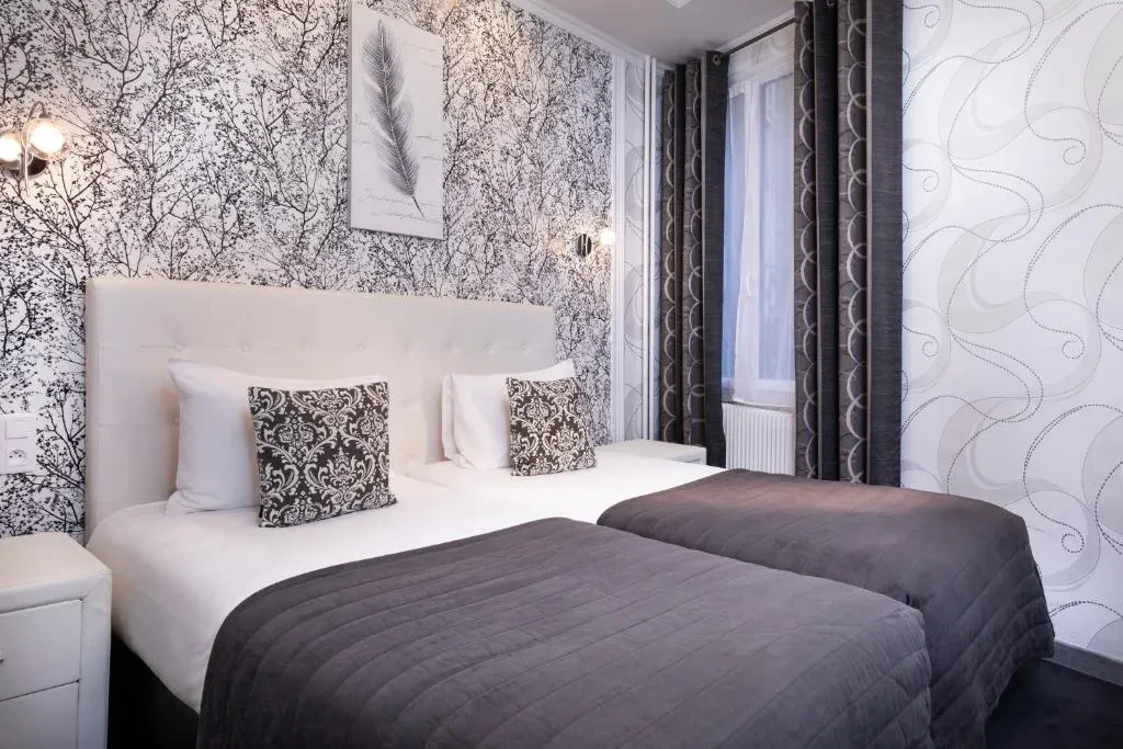 Chambre d'hôtel élégante avec deux lits jumeaux.