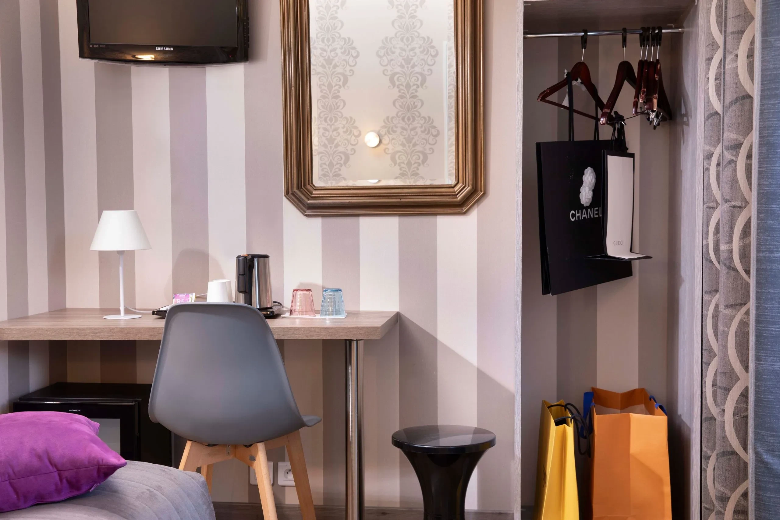 Chambre d'hôtel avec bureau et miroir élégant.