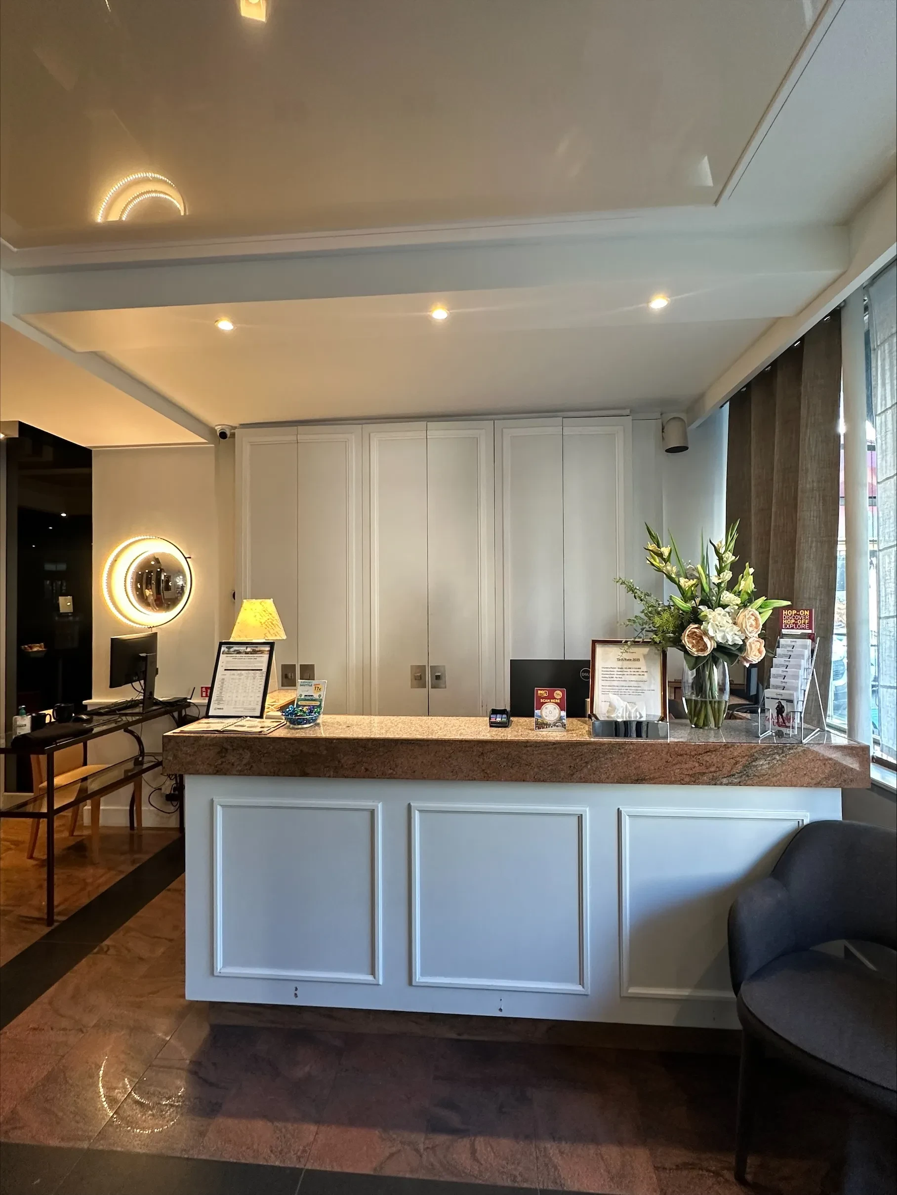 Réception d'hôtel moderne avec fleurs